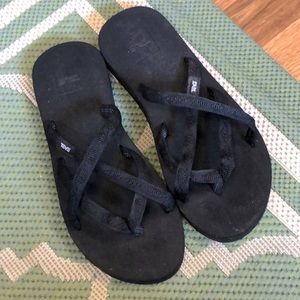 Teva black flipflops, sz 7 women